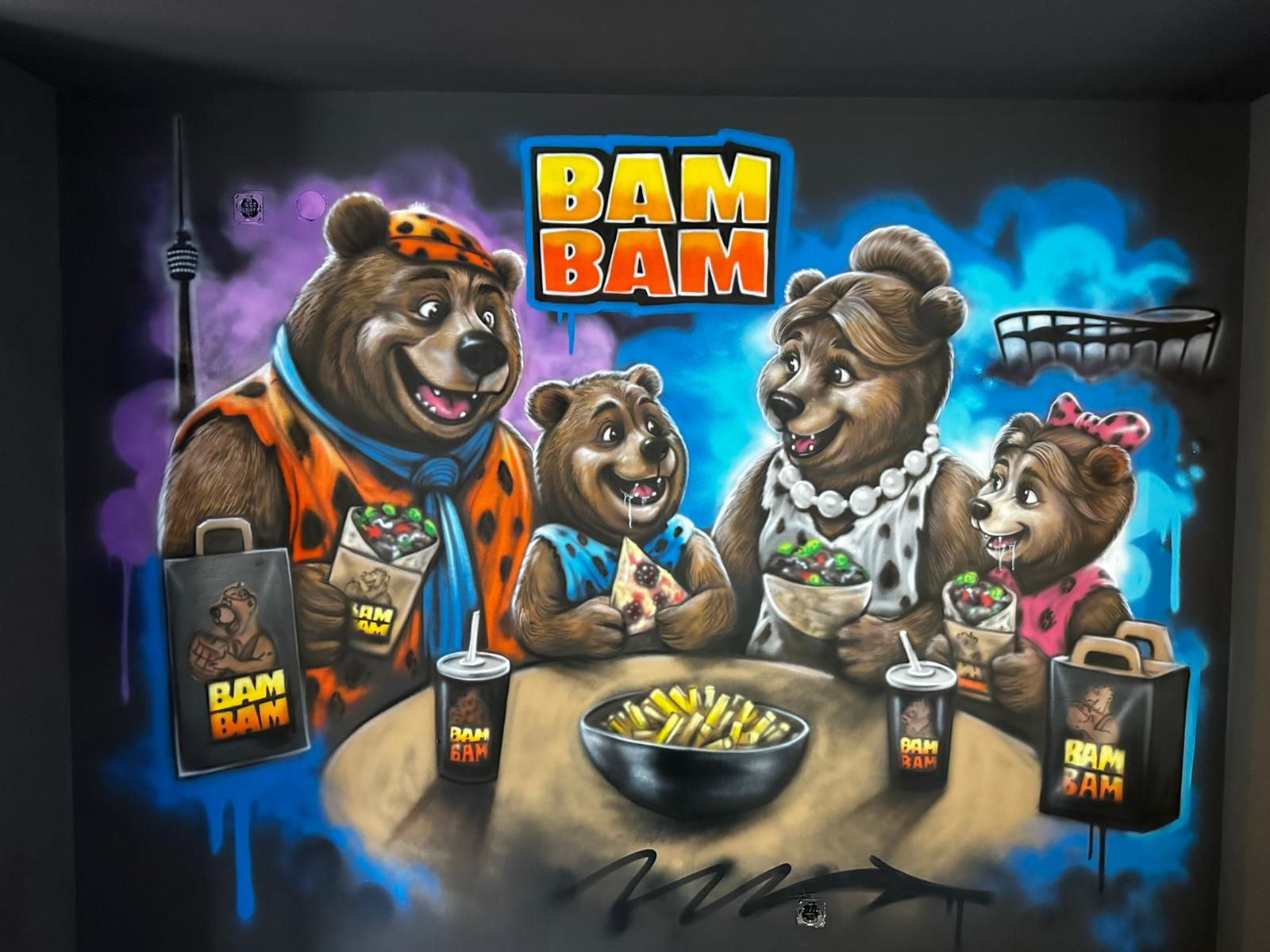 Handgemaltes BAM BAM Wandbild: Bärenfamilie am Tisch mit Döner, Pommes und Getränken