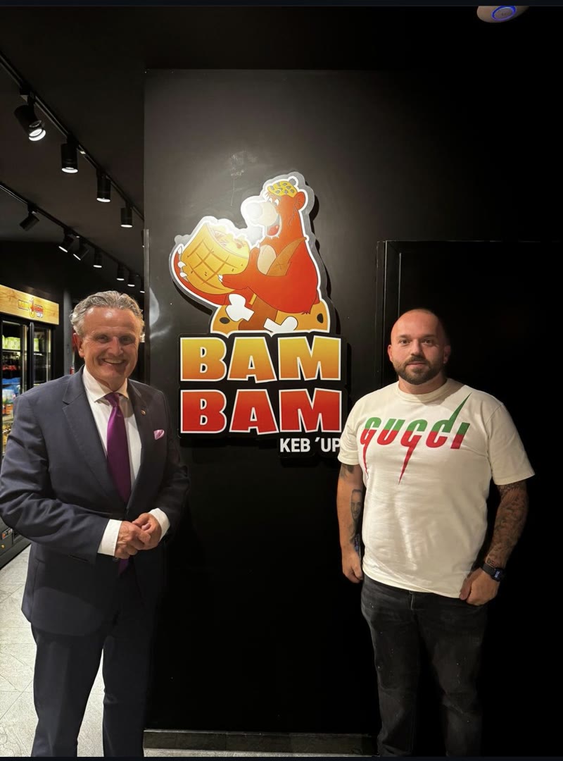 Dr. Frank Nopper, Oberbürgermeister von Stuttgart, vor dem BAM BAM Logo