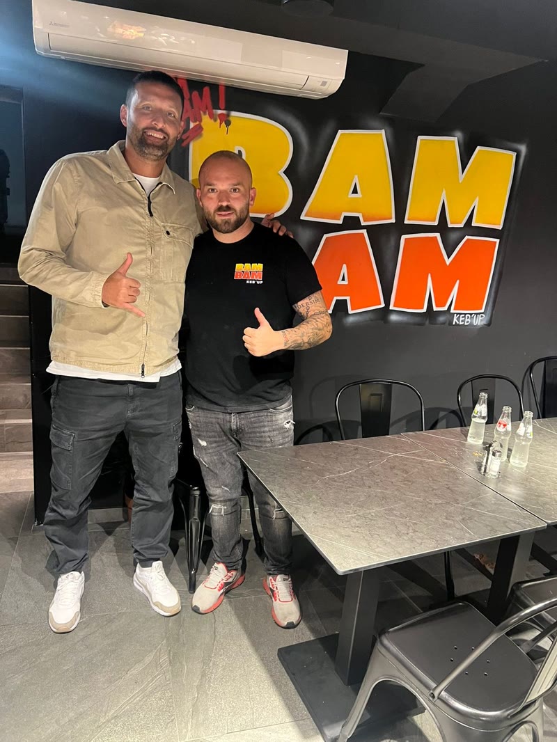 Kevin Kuranyi vor dem BAM BAM Graffiti im Gastraum